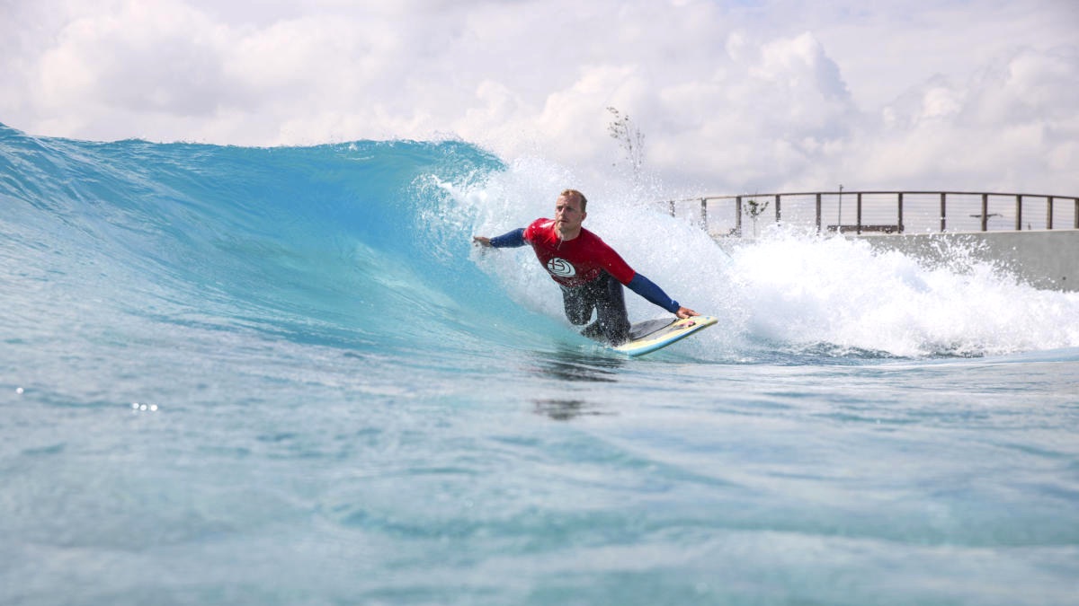 Adaptive surfing event in a wave pool